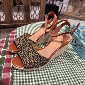 Old Navy Brown Leopard Wedge Sandals